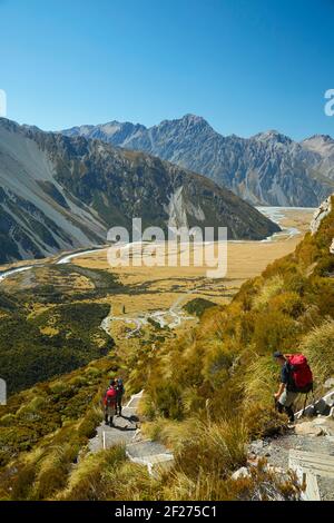 Escursionisti in pista per Sealy Tarns e Mueller Hut, Aoraki / Mount Cook National Park, South Island, Nuova Zelanda (modello rilasciato) Foto Stock