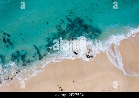 Vista aerea dell'oceano turchese nelle Hawaii Foto Stock