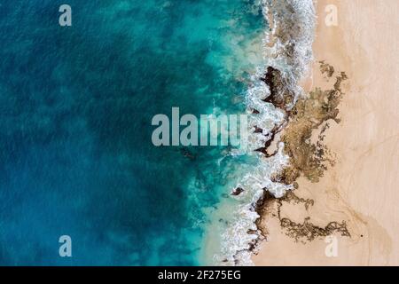 Vista aerea dell'oceano turchese e delle rocce coralline delle Hawaii Foto Stock