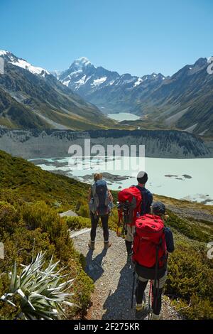 Aoraki / Mt Cook, e gli escursionisti in pista per Sealy Tarns e Mueller Hut, Aoraki / Mount Cook National Park, South Island, Nuova Zelanda (modello rilasciato) Foto Stock