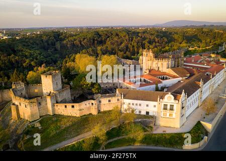 Veduta aerea del drone del convento di cristo a Tomar all'alba, in Portogallo Foto Stock