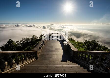 Splendida alba dal monumento alla statua di Cristo alla città sotto le nuvole Foto Stock