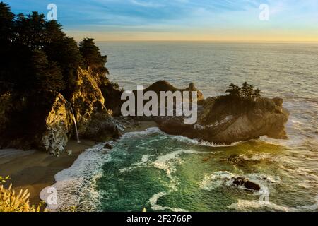 McWay cade a Big Sur Foto Stock