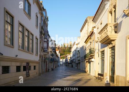 Tomar strada principale splendidi edifici storici, in Portogallo Foto Stock