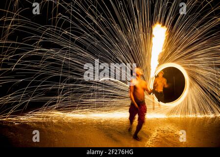 Danzatrice del fuoco che si esibisce sulla spiaggia di Railay Foto Stock