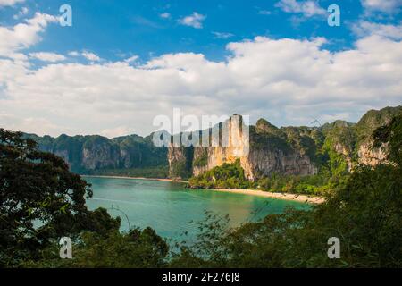 Vista panoramica della spiaggia di Railay dal punto panoramico sopraelevato Foto Stock