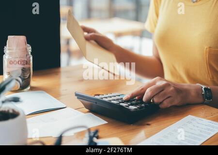 Il contabile o il banchiere calcolano la fattura di cassa. Foto Stock