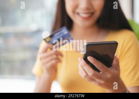 I clienti che acquistano online pagano con carta di credito. Foto Stock