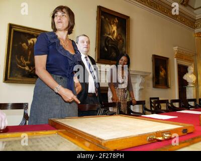 Tracy Emin assume ufficialmente il suo ruolo di Accademico Firmando il rotolo di obbligo alla Royal Academy Di Arte a Londra pic David Sandison Foto Stock