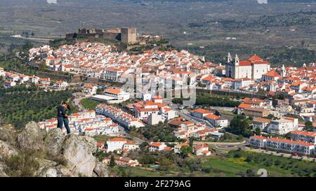 Coppia baciante vista Castelo de vide in Alentejo, Portogallo da Serra de Sao Mamede montagne Foto Stock