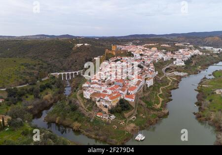 Mertola drone vista aerea della città e del paesaggio con il fiume Guadiana e il castello medievale storico sulla cima di Alentejo, Por Foto Stock