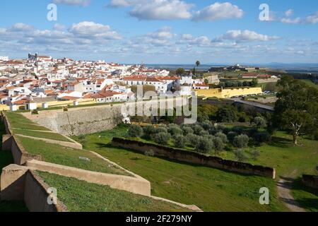 Edifici storici della città di Elvas all'interno delle mura della fortezza ad Alentejo, Portogallo Foto Stock