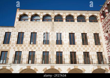 Plaza alta edifici gialli e bianchi a Badajoz, Spagna Foto Stock