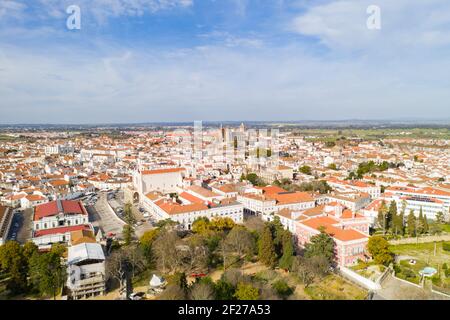 Evora drone vista aerea in una giornata di sole con edifici storici centro città e la chiesa di Alentejo, Portogallo Foto Stock