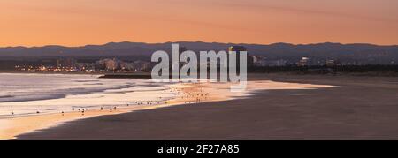 Vista panoramica sulla spiaggia di Monte Gordo da Vila Real de Santo Antonio ad algarve, Portogallo Foto Stock