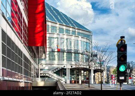 Francoforte, Hesse, Germania -2020: Ingresso alla fiera di Francoforte con semaforo verde sulla destra. Messe Frankfurt è il più grande commercio al mondo Foto Stock