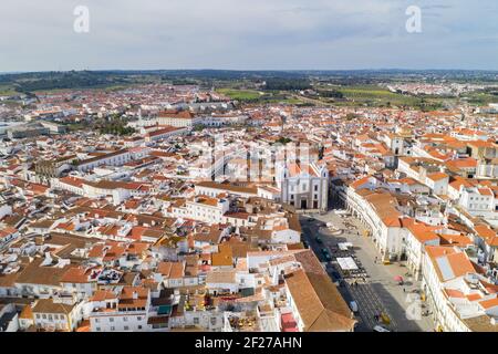 Evora drone vista aerea in una giornata di sole con edifici storici centro città e la chiesa di Alentejo, Portogallo Foto Stock