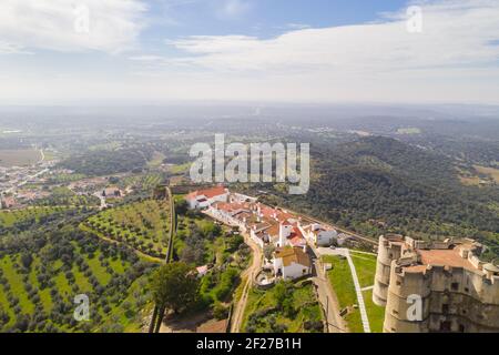 Evoramonte drone vista aerea del villaggio e del castello di Alentejo, Portogallo Foto Stock