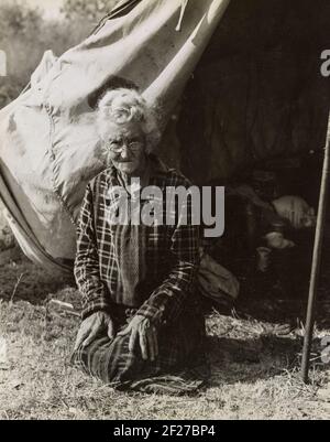 Bakersfield, California (vicino). Nonna di 22 bambini, da una fattoria in Oklahoma, 80 anni, ora che vive in un campo 'se si perde la vostra cazzo si perde la maggior parte c'è nel vostro - tutto quello che hai da vivere con.' . Novembre 1936. Fotografia di Dorothea Lange Foto Stock