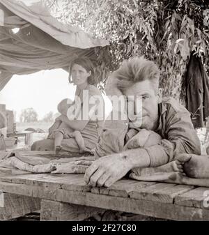 La fotografia mostra Zella (McCann) Power, moglie di Jess Power con il loro bambino Jesse Power. I rifugiati della siccità provenienti dall'Oklahoma si accamparono sulla strada. Sperano di lavorare nei campi di cotone. Il funzionario al confine (California-Arizona) servizio di ispezione ha detto che in questo giorno, 17 agosto 1936, ventitre carichi di auto e carichi di camion di famiglie migranti dalle contee di siccità di Oklahoma e Arkansas era passato attraverso quella stazione che entra in California fino alle 3 del pomeriggio. Agosto 1936. Fotografia di Dorothea Lange Foto Stock