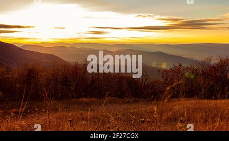 Tramonto a Shenandoah Valley come osservato da una vista panoramica dalla Skyline Drive. Le montagne delle creste blu sono viste come silhouette sull'orizzonte occidentale. C Foto Stock