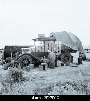 Picker di patate nel campo vicino a Shafter, California. Maggio 1937. Fotografia di Dorothea Lange Foto Stock