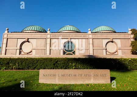 Washington, DC USA 11-02-2020: Vista esterna del Museo Nazionale d'Arte Africana l'edificio a tre cupole fa parte del Museo Smithsonian e. Foto Stock