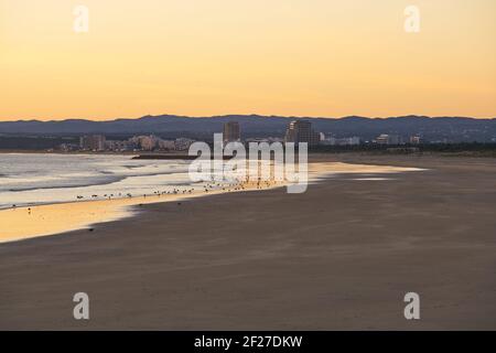 Vista sulla spiaggia di Monte Gordo da Vila Real de Santo Antonio ad algarve, Portogallo Foto Stock