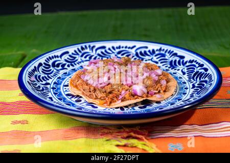 Tostada, tipico piatto messicano, a base di cochinita pibil Foto Stock