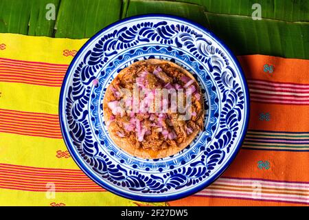 Tostada, tipico piatto messicano, a base di cochinita pibil Foto Stock