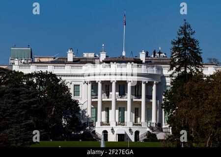 Washington DC, USA 11-06-2020: L'ingresso sud e la sala diplomatica della Casa Bianca, sede dei presidenti americani. Gli agenti di servizio segreti sono visibili in Foto Stock