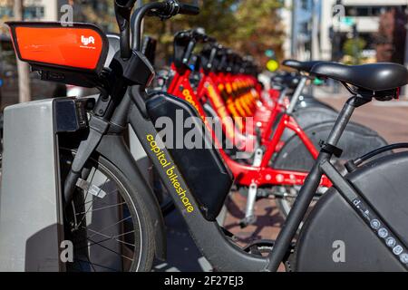 Washington DC, USA 11/08/2020: Una stazione di noleggio biciclette della Capital Bikeshare Company vicino alla Casa Bianca. Questa è una delle molte stazioni in DC dove i clienti Foto Stock