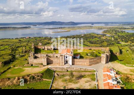Mourao drone vista aerea del castello con alqueva diga lago dietro ad Alentejo, Portogallo Foto Stock