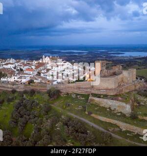 Vista aerea del drone Monsaraz ad Alentejo al tramonto, in Portogallo Foto Stock