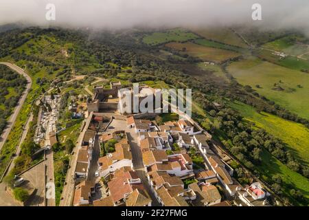 Monsaraz drone vista aerea sulle nuvole ad Alentejo, Portogallo Foto Stock
