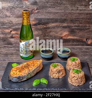 Salmone risotto sake bicchieri basilico Foto Stock