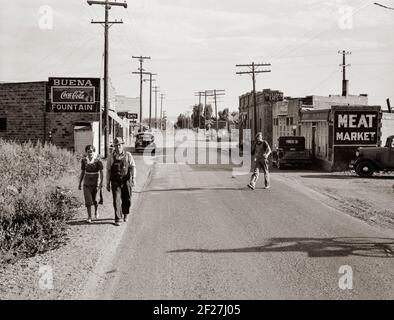 Washington, Buena, Contea di Yakima. Yakima Valley piccola città. Una contea che si classifica quinto negli Stati Uniti in valore di produzione agricola agosto 1939. Fotografia di Dorothea Lange Foto Stock