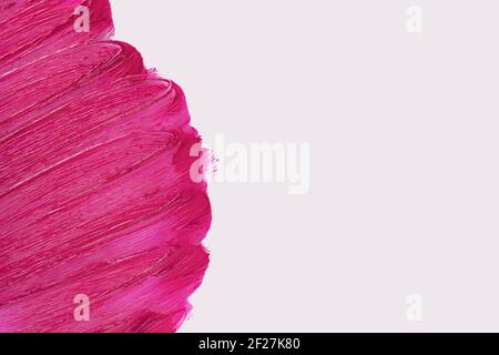Primo piano del campione di prodotti di bellezza. Motivo di striscio di cosmetici viola. Adesivo a base di rossetto liquido isolato su bianco. Swatch rosa con sfondo opaco. Foto Stock