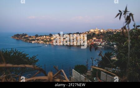 Vista dall'alto sul villaggio Maya lungo la costa del lago Atitlan durante il tramonto, San Pedro la Laguna, Guatemala Foto Stock