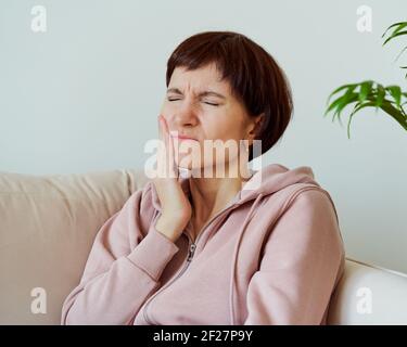 Ritratto di donna matura con mal di denti. Femmina di mezza età Foto Stock