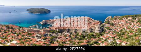 Panorama aereo drone scatto della città vecchia di Dubrovnik dall'Adriatico Mare con vista sull'isola di Lokrum in Croazia mattina estiva Foto Stock