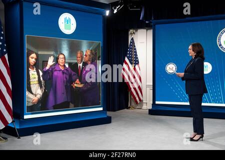 Washington, DC, Stati Uniti. 10 marzo 2021. Il Vice Presidente degli Stati Uniti Kamala Harris giura presso il Segretario degli Stati Uniti per l'edilizia abitativa e lo sviluppo urbano marcia Fudge, durante una cerimonia virtuale a Washington, DC, Stati Uniti, mercoledì 10 marzo, 2021. Durante la sua audizione di conferma, Fudge ha parlato dell'espansione dell'assistenza al noleggio, creando maggiori opportunità per la proprietà e arrestando la crisi pandemica dello sfratto. Credit: Sarah Silbiger/Pool via CNP | Usage worldwide Credit: dpa/Alamy Live News Foto Stock