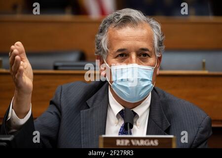 Washington, DC, Stati Uniti. 10 marzo 2021. Il rappresentante degli Stati Uniti Juan Vargas (democratico della California), interviene durante un'audizione a Washington, DC, Stati Uniti, mercoledì 10 marzo, 2021. L'amministrazione Biden sta valutando la possibilità di ritirare tutte le truppe dall'Afghanistan entro il 1° maggio in quanto si appoggia al presidente Ashraf Ghani per accelerare i colloqui di pace con i talebani, anche sostenendo una proposta per le discussioni a sei nazioni che includono l'Iran.Credit: Ting Shen/Pool via CNP | Usage Worldwide Credit: dpa/Alamy Live News Foto Stock