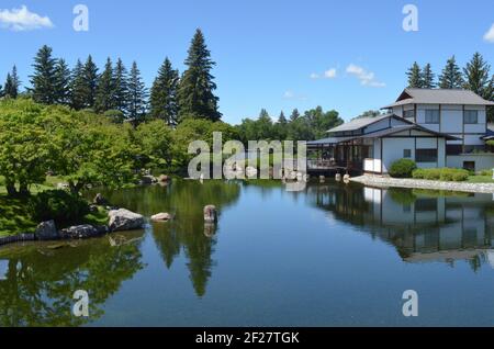 Vista sul giardino giapponese Nikka Yuko a Lethbridge, Alberta Canada Foto Stock