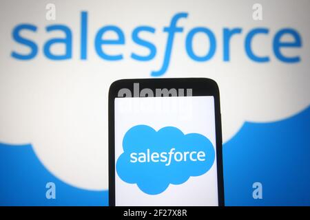 Ucraina. 10 marzo 2021. In questa illustrazione fotografica, il logo Salesforce viene visualizzato su uno smartphone e sullo schermo del pc. Credit: Pavlo Gonchar/SOPA Images/ZUMA Wire/Alamy Live News Foto Stock