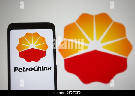 Ucraina. 10 marzo 2021. In questa illustrazione fotografica, il logo PetroChina viene visualizzato sullo schermo di uno smartphone. Credit: Pavlo Gonchar/SOPA Images/ZUMA Wire/Alamy Live News Foto Stock