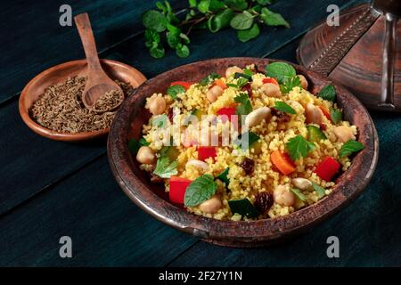 Couscous, piatto tradizionale marocchino, con ingredienti Foto Stock