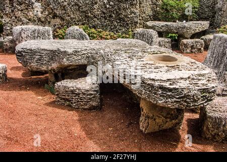 Un tavolo scolpito in pietra a forma di Florida all'interno del misterioso Coral Castle situato a sud di Miami, Florida. Foto Stock