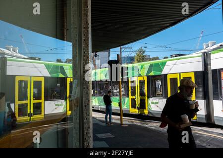 Un tram passa l'angolo di Gertrude Street e Smith Street a Fitzroy, Melbourne, Victoria, Australia Foto Stock