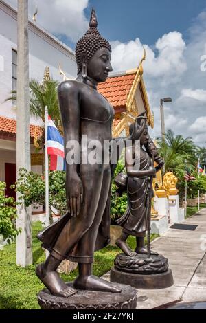 Due statue in bronzo di Buddha al di fuori del tempio buddista tailandese, Wat Buddharangsi di Miami, situato nella zona rurale Redland della contea di Miami-Dade, Florida Foto Stock